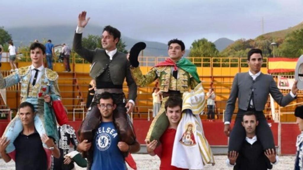 Los tres triunfadores a hombros junto al mayoral de la ganadería de Bohórquez