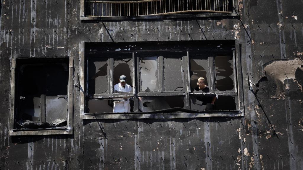 Unos vecinos del pueblo de Bejís (Castellón), comprueban los desperfectos ocasionados en su vivienda.