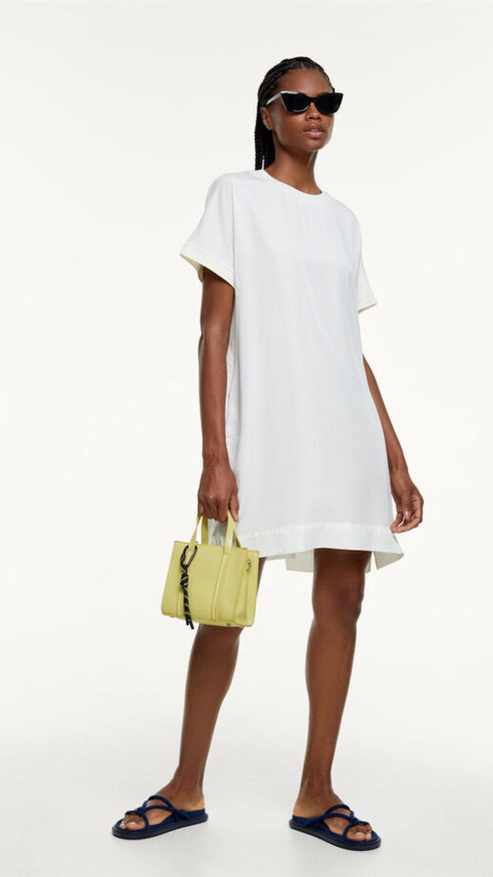 Vestido corto 100% Lyocell, de Parfois.