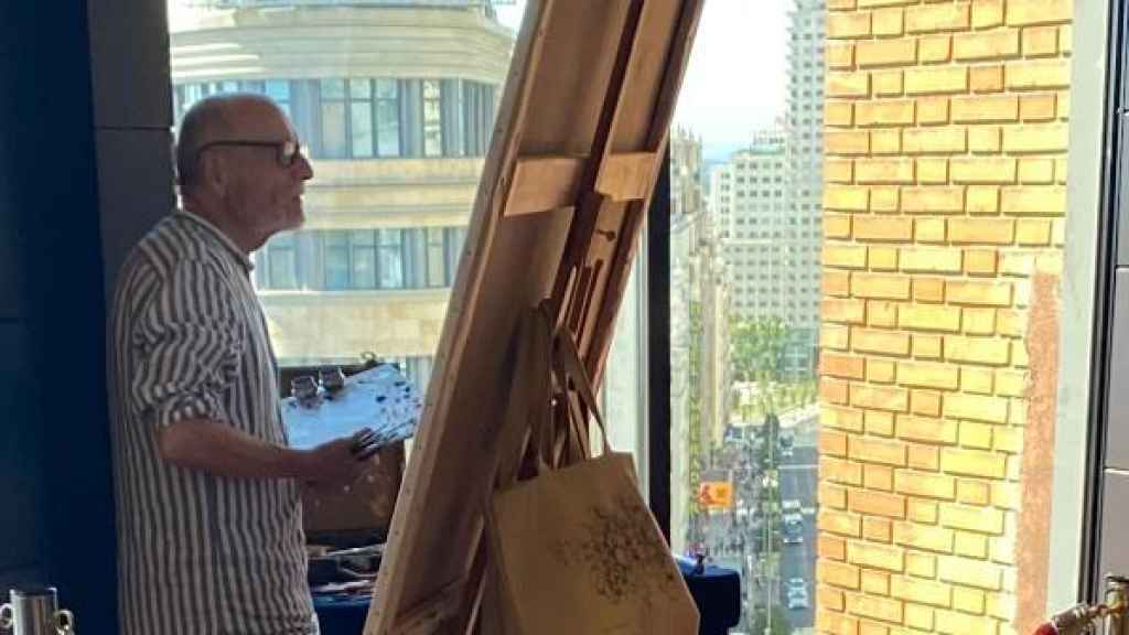 Antonio López pintando la plaza de Callao desde una ventana de El Corte Inglés.
