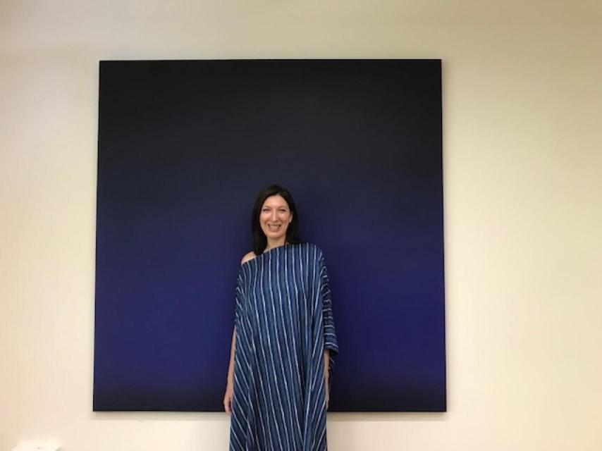 Mercedes Zubiaga, junto a una obra de Abel Hernández.