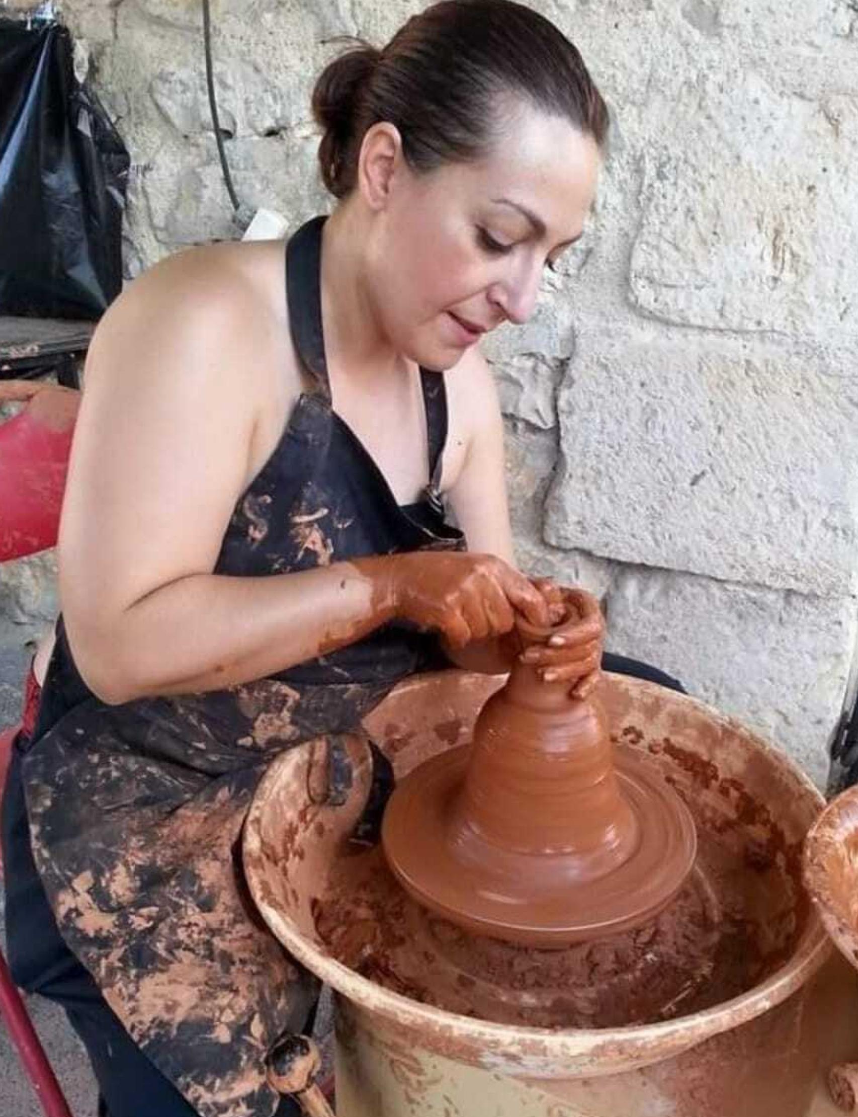 Helena Santos torneando las bocas del botijo