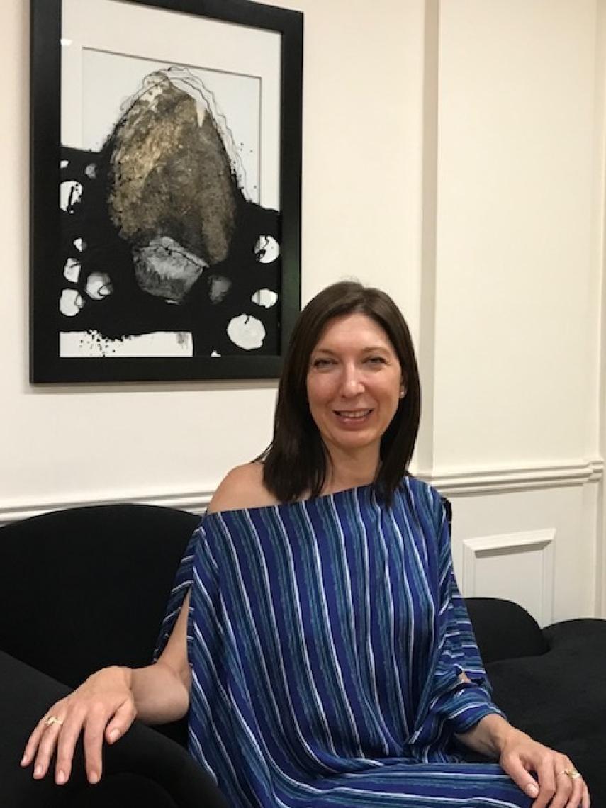 Mercedes Zubiaga, frente a un cuadro de Juan Carlos Vargas.