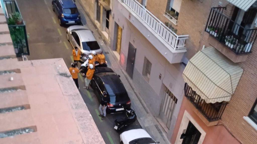 Varios 'riders' esperan en la puerta de la cocina de Dani García