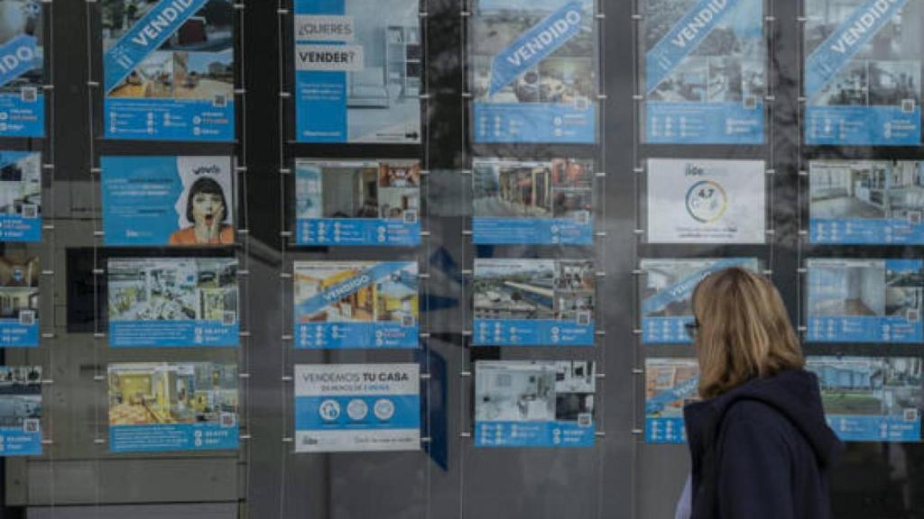 Una mujer observa los pisos de una inmobiliaria, en imagen de archivo.