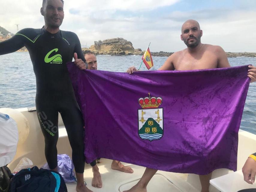 Carlos Pérez (a la derecha) junto a su hermano y la bandera de Tordesillas
