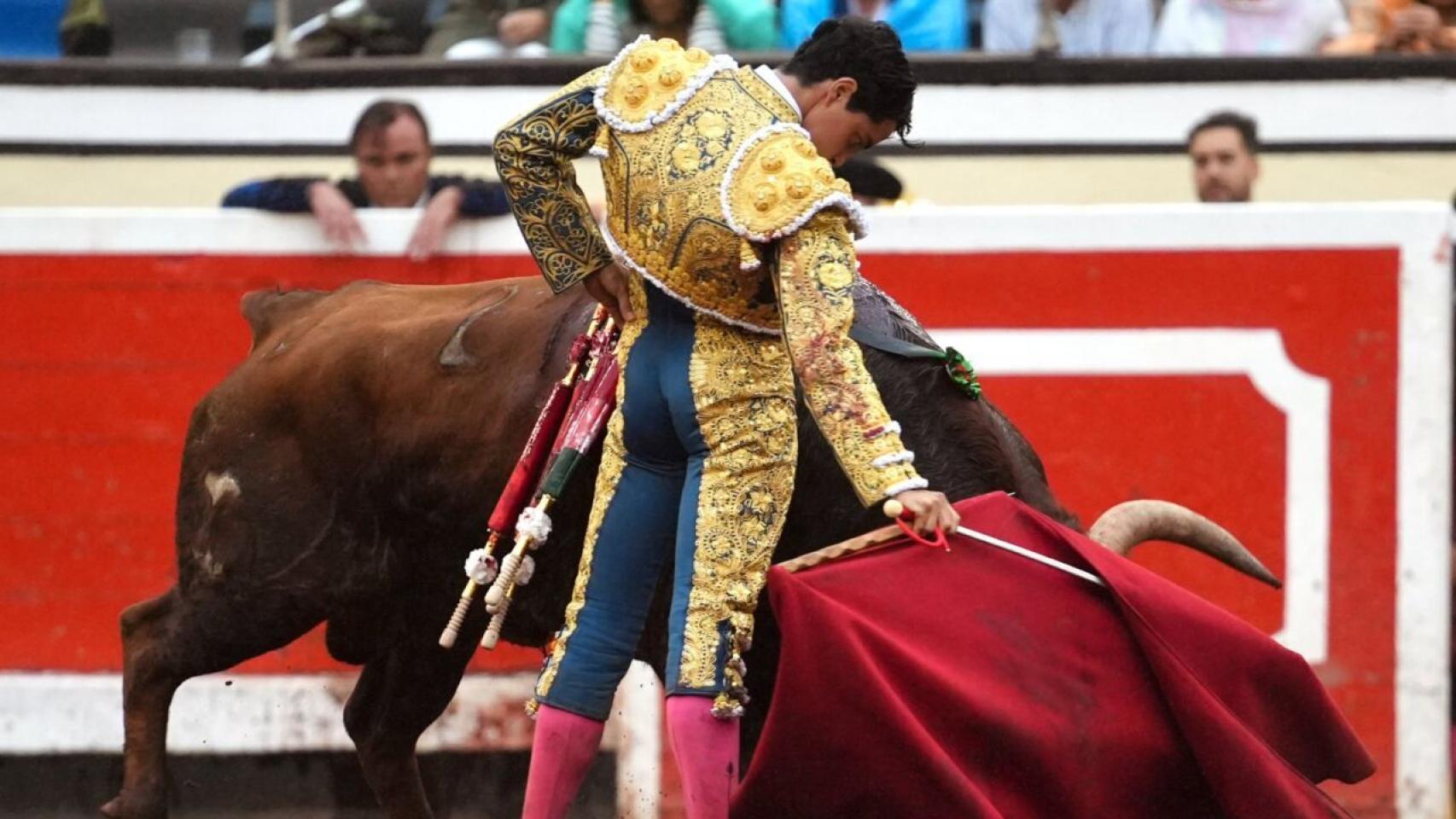 Mario Navas corta una oreja durante su presentación en Bilbao.