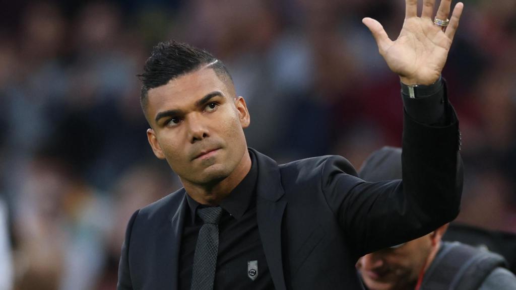 Casemiro, saludando a los aficionados del Manchester United en Old Trafford