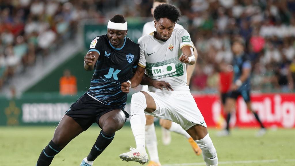 Johan Mojica y Sadiq Umar, en el Elche - Almería de La Liga 2022/2023