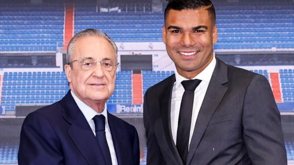 Florentino Pérez junto a Casemiro en su despedida