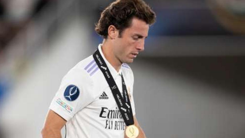 Álvaro Odriozola con la medalla de campeón de la Supercopa de Europa