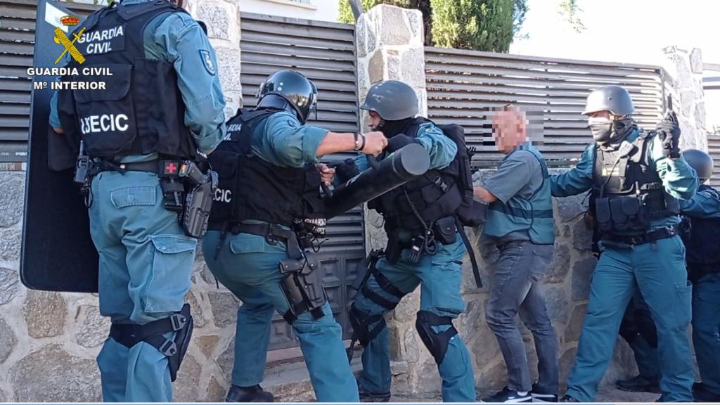 Agentes de la Guardia Civil accediendo a la vivienda del presunto atracador.