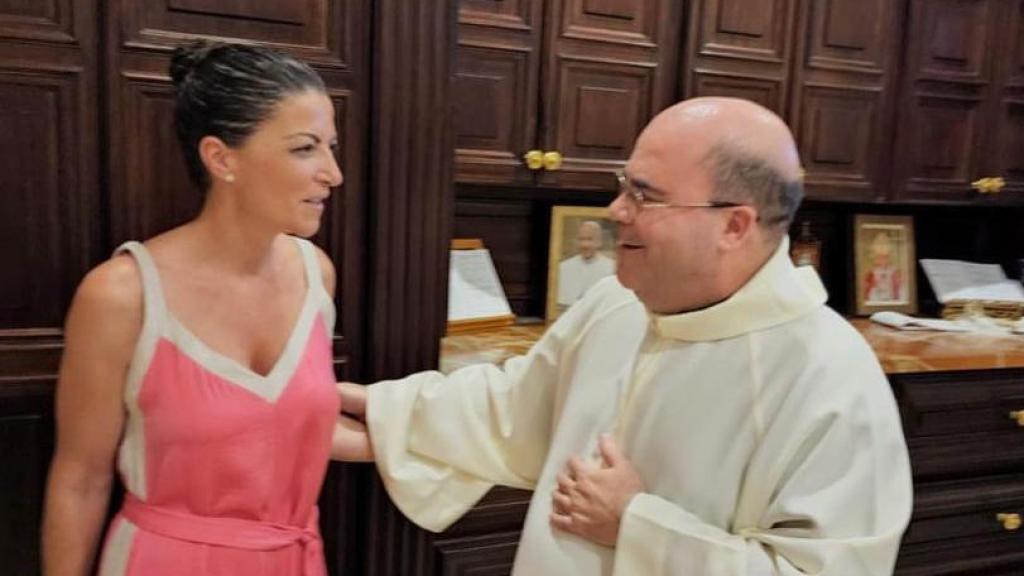 Macarena Olona reunida con un sacerdote en Panamá, donde alumbró la idea referida al Camino de Santiago.