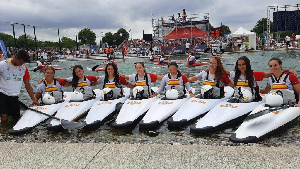Hermida, con el dorsal número 2, junto a sus compañeras en Francia
