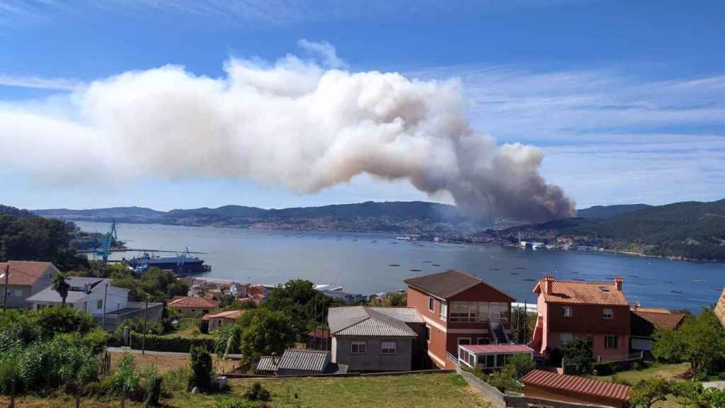 Incendio en Moaña (Pontevedra).Un incendio declarado esta tarde de lunes en el municipio de Moaña (Pontevedra) amenaza casas en la parroquia de Meira. La Consellería de Medio Rural informa de que el fuego ha obligado a cortar la autovía de O Morrazo (CG 4.1) entre los kilómetros 5 y 6.ESPAÑA EUROPA GALICIA SOCIEDAD