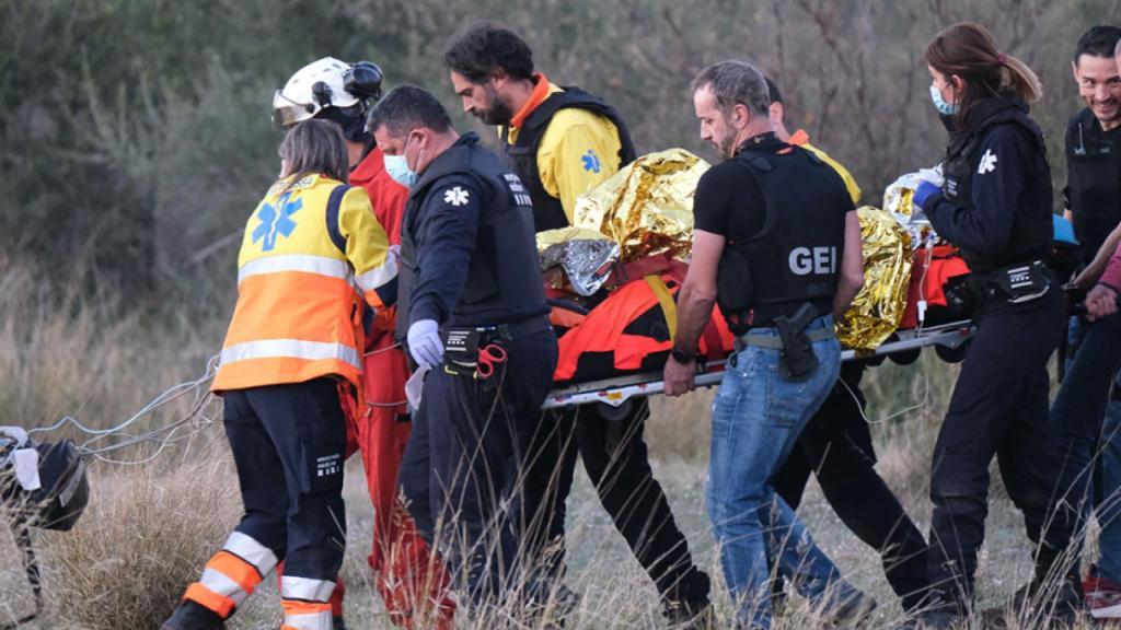 Momento del traslado médico del pistolero de Tarragona tras su enfrentamiento con los Mossos.