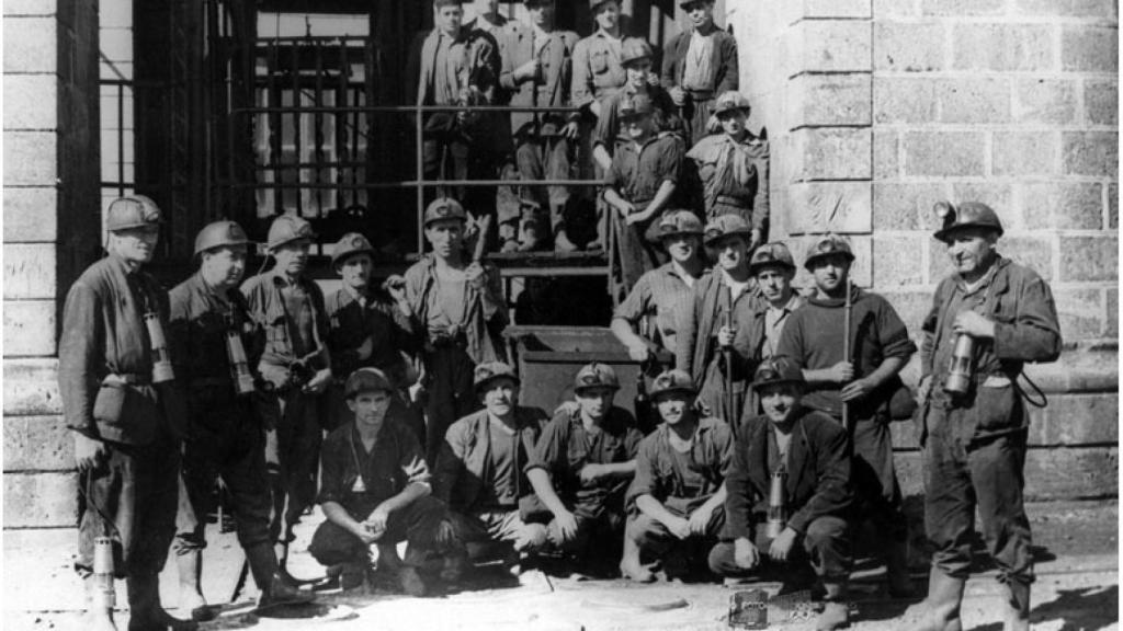 Grupo de mineros a la entrada del Pozo