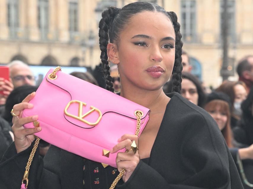 Valentino y sus opciones vibrantes también aseguran una buena compra.