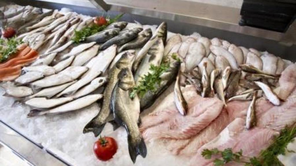 Pescados en venta en una pescadería.