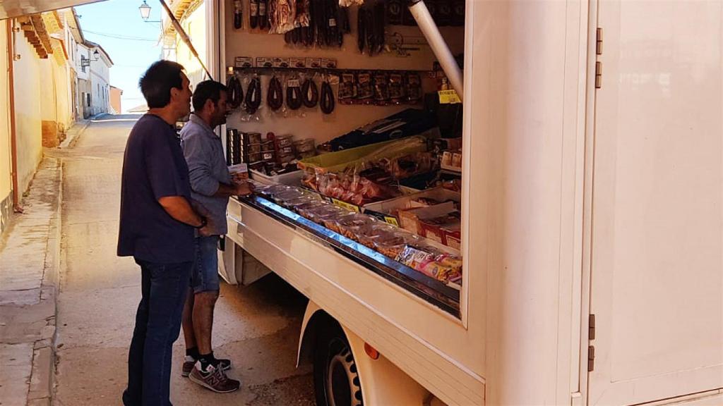 Comercio itinerante, concretamente un puesto de embutidos, en Valdunquillo