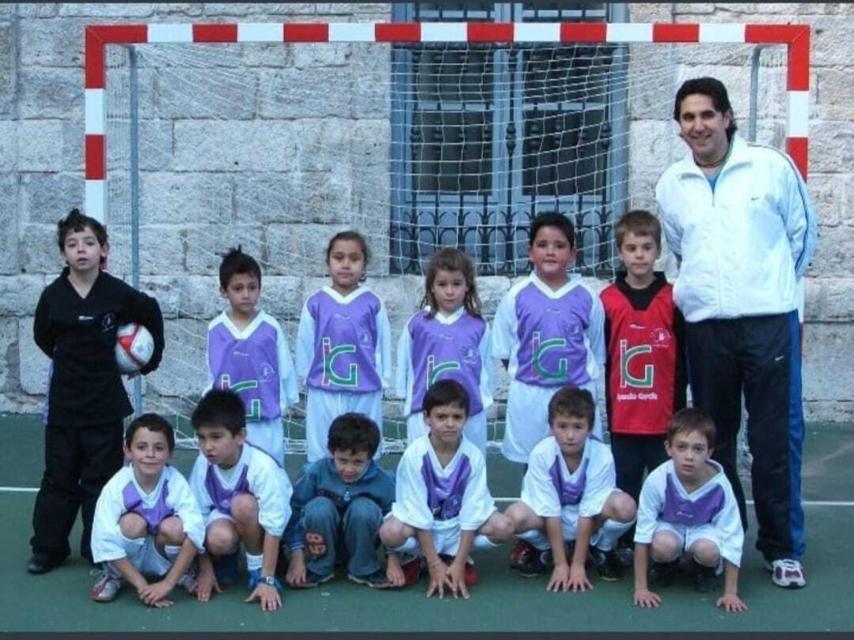 Nacho Pérez (arriba a la izquierda) en sus inicios en el C.D. Tierno Galván.