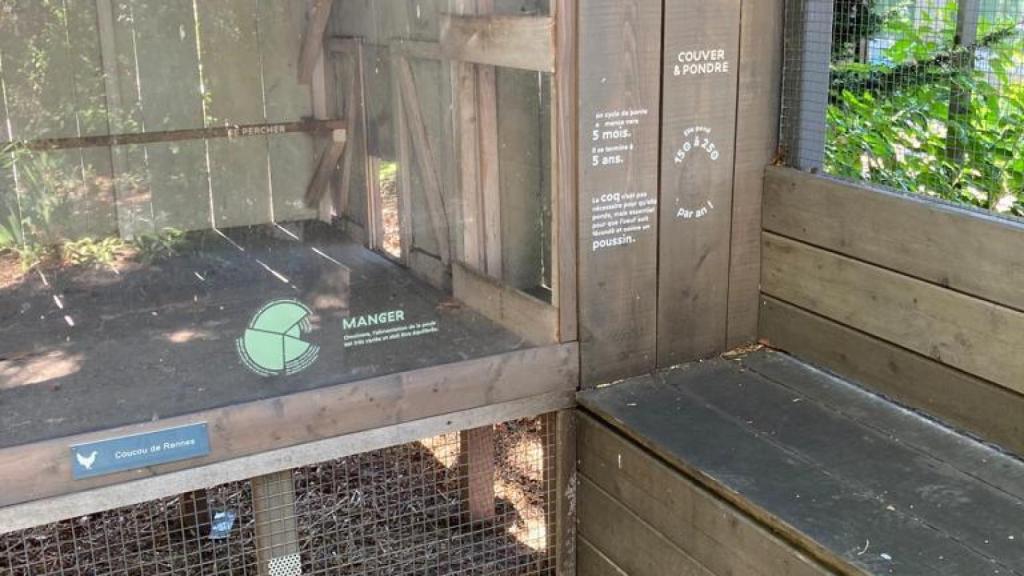 Jaula para animales en el jardín parisino.