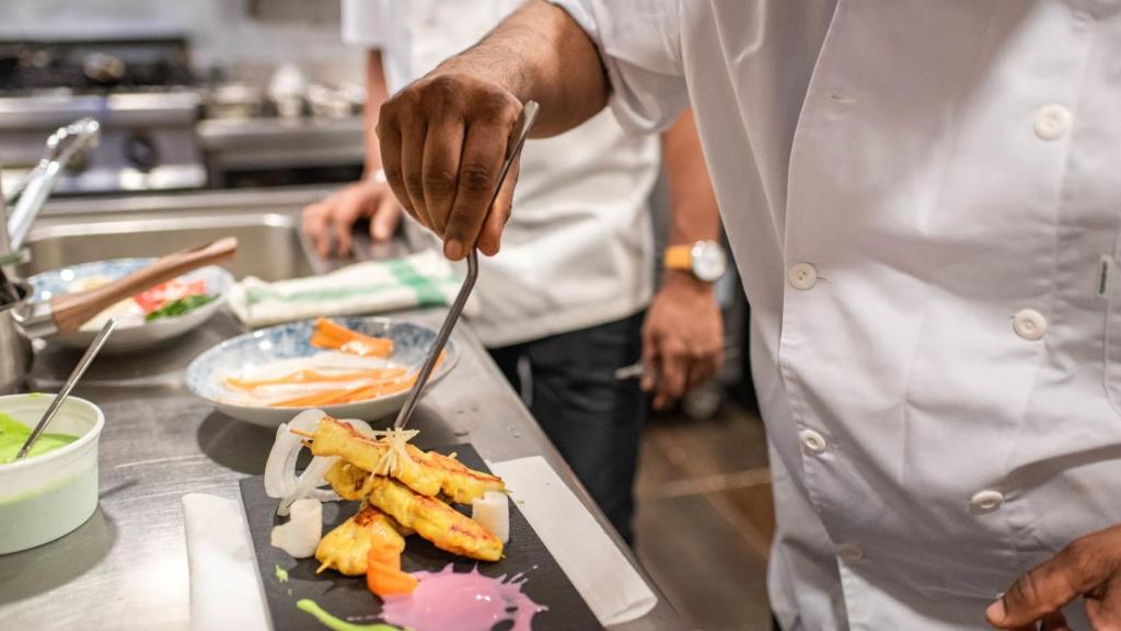 Chefs trabajando en el Tandoori Station.