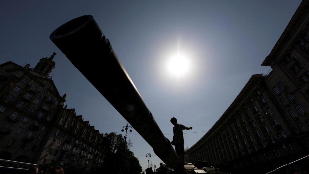 Un joven visita un tanque ruso abandonado en Kiev.