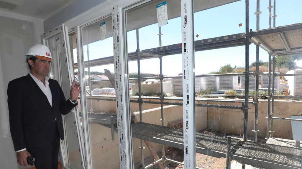 Suárez Quiñones visita viviendas de protección pública en Aguilar