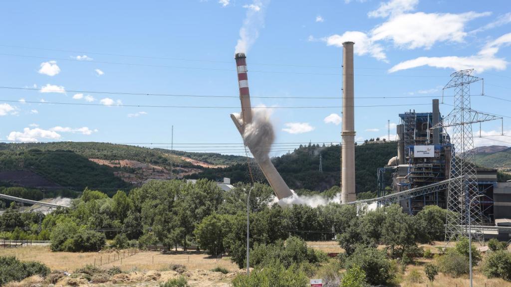 Imagen de la demolición de una de las chimeneas de la central térmica de La Robla, León