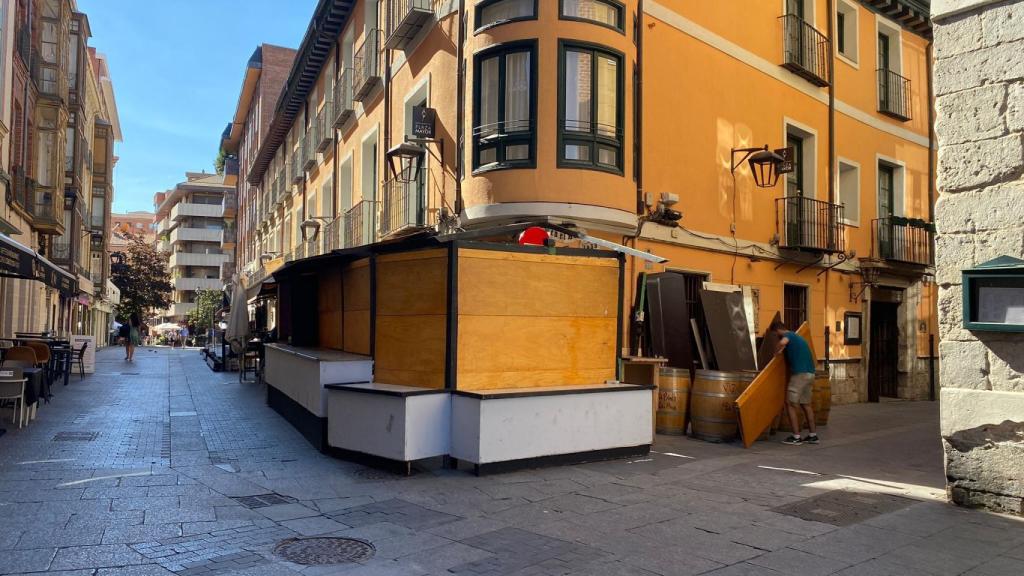 El montaje de una caseta de la Feria de Día de Valladolid