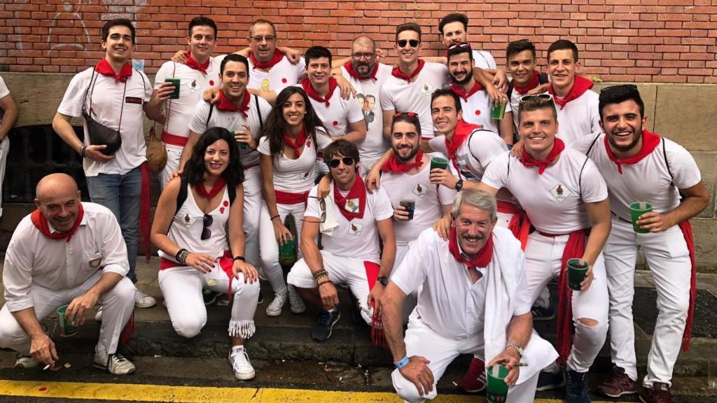 Parte de los componentes de la peña La Aldaba de La Pedraja de Portillo