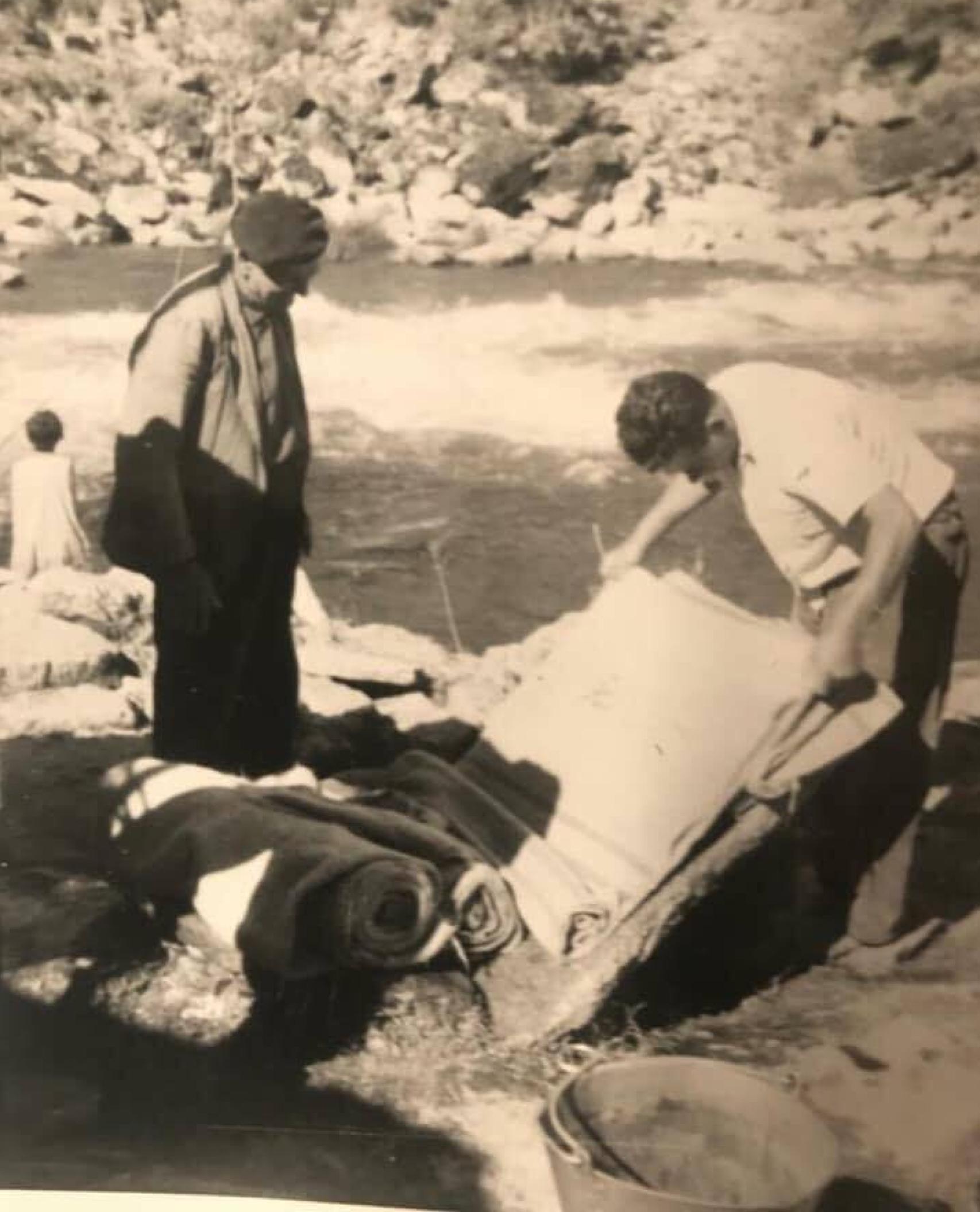 Vecinos de Argusino cargando sus pertenencias para abandonar el pueblo