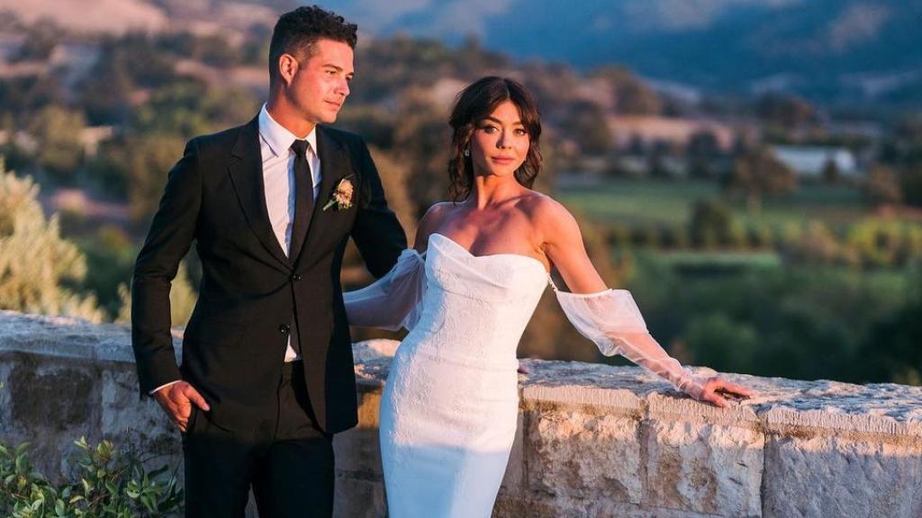 Sarah Hyland junto a su flamante marido, Wells Adams  | Foto: Instagram de @johnandjoseph