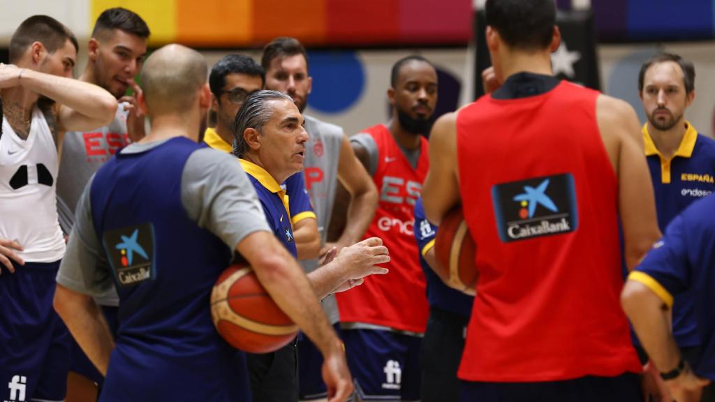 Sergio Scariolo dando indicaciones a los jugadores de España