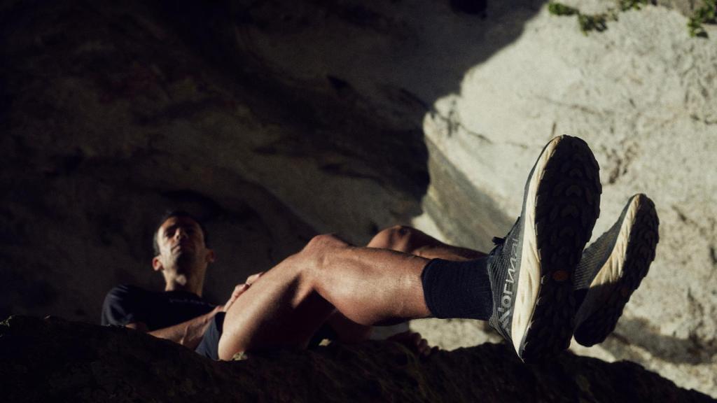 Kilian Jornet junto a sus nuevas zapatillas, las NNormal Kjerag