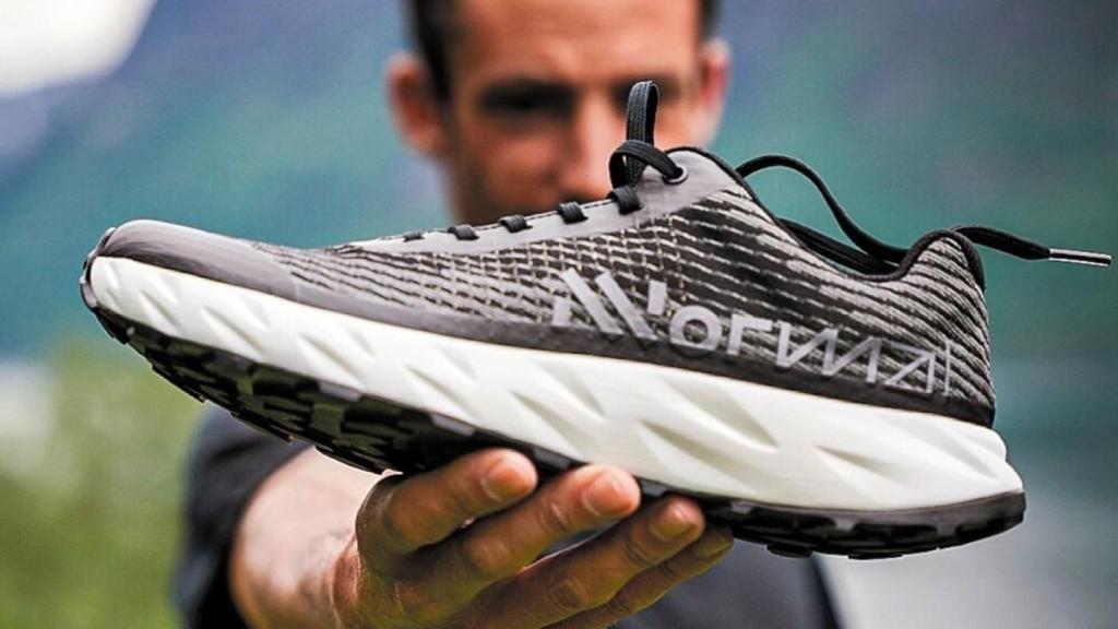 Kilian Jornet presentando su nuevas NN-Kjerag Black