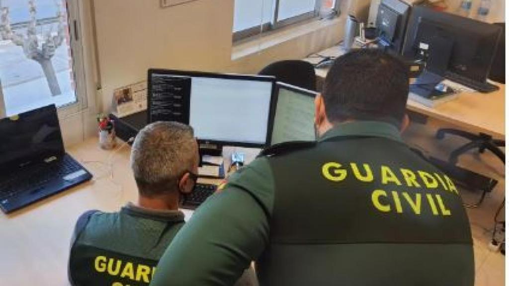 Agentes de la Guardia Civil en una oficina./
