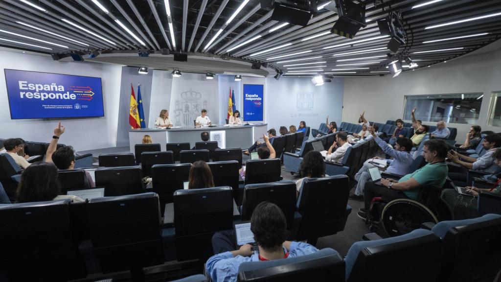 La ministra de Transportes, Movilidad y Agenda Urbana, Raquel Sánchez; la ministra Portavoz, Isabel Rodríguez y la ministra de Sanidad, Carolina Darias, a su llegada a una rueda de prensa posterior a una reunión del Consejo de Ministros, en La Moncloa.