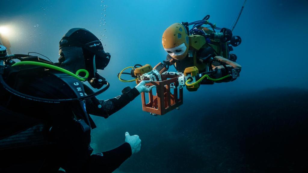 Un buzo trabajando con OceanOne, la versión preliminar del robot