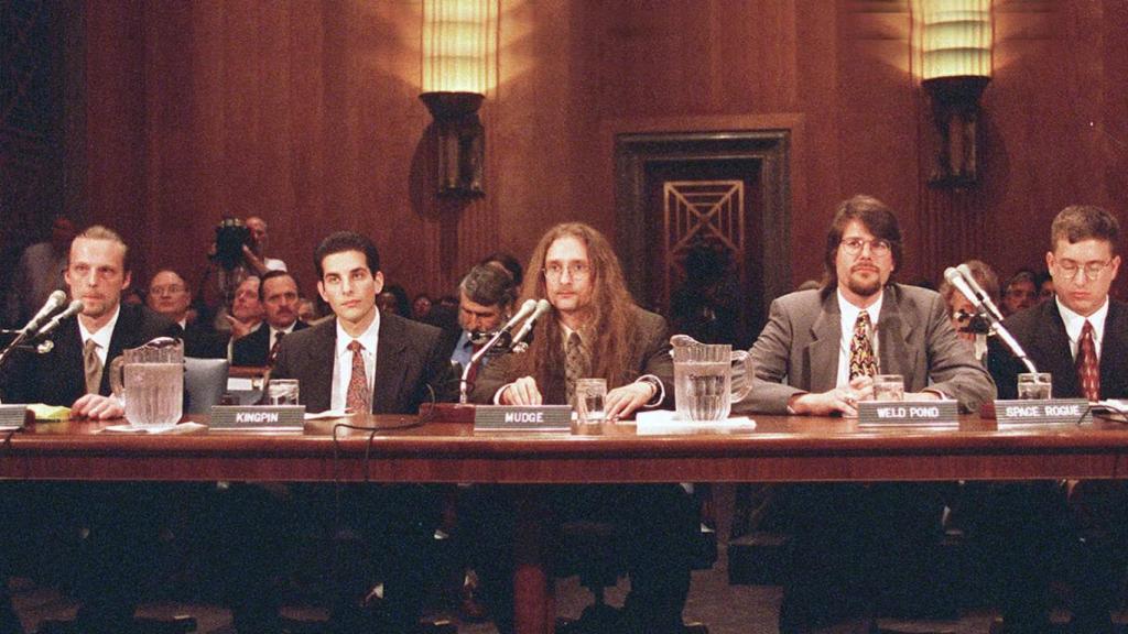 Peiter Zatko, en el centro, en su comparecencia en el Congreso de los EEUU