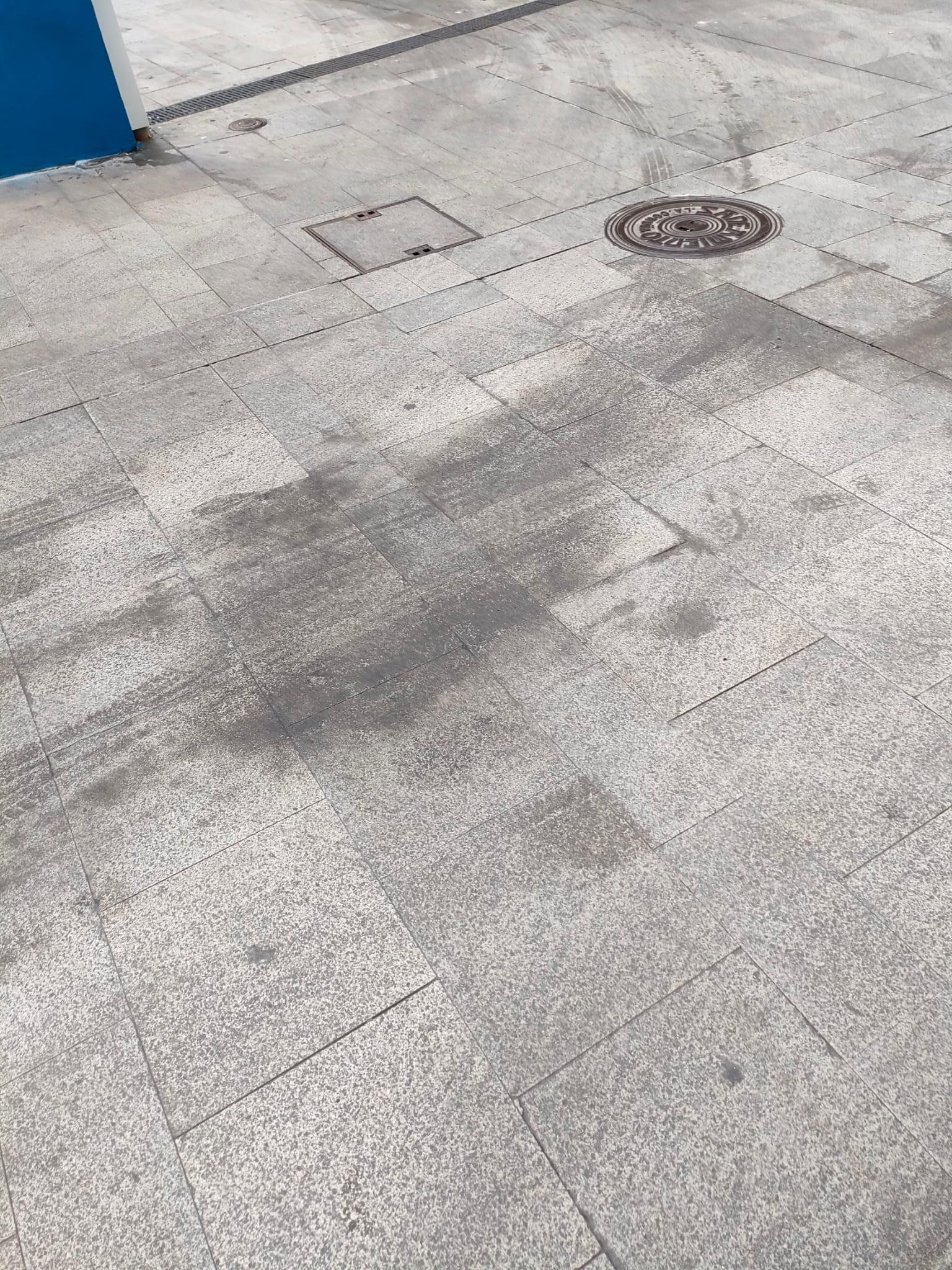 Suciedad en las calles de Os Castros (Foto: Cedida)