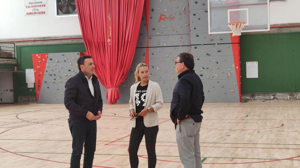 El alcalde, González Formoso, durante una visita al pabellón