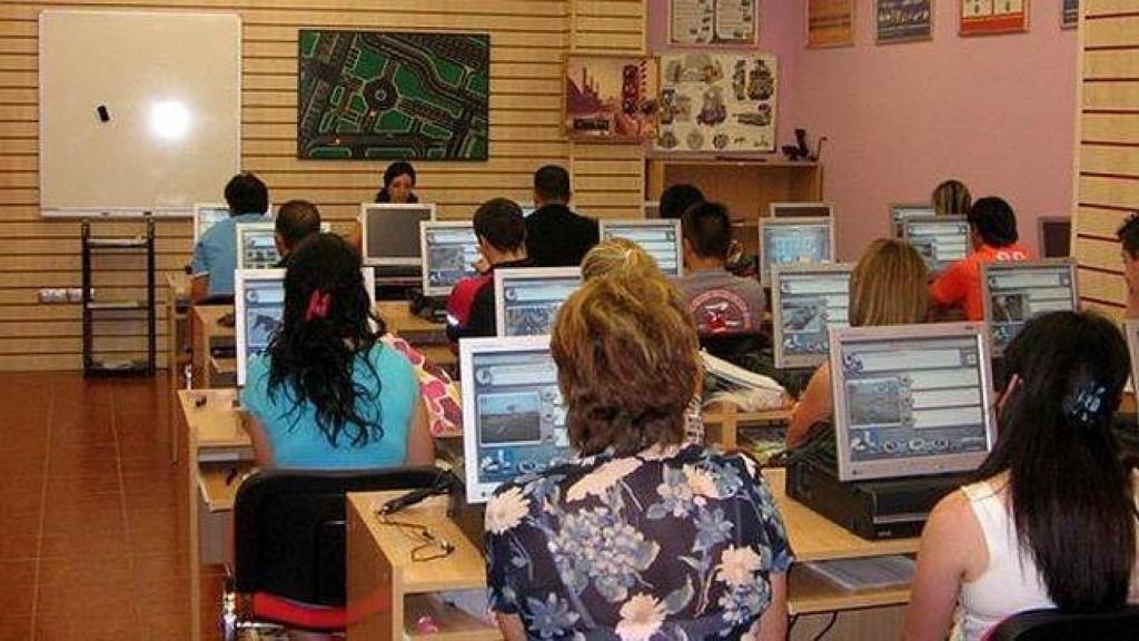 Alumnos haciendo el examen de conducir.