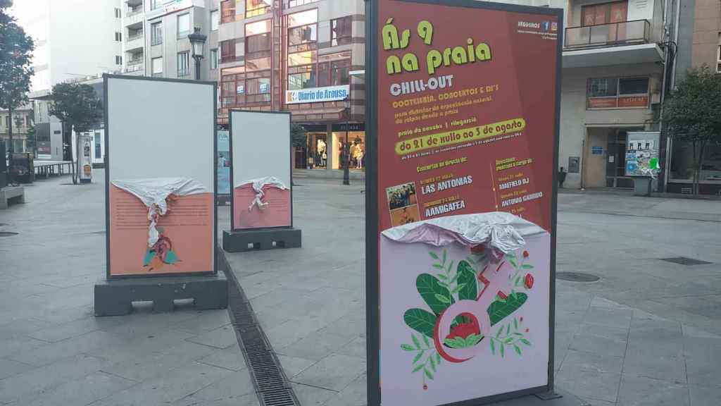 Carteles vandalizados en Vilagarcía de Arousa (Pontevedra).