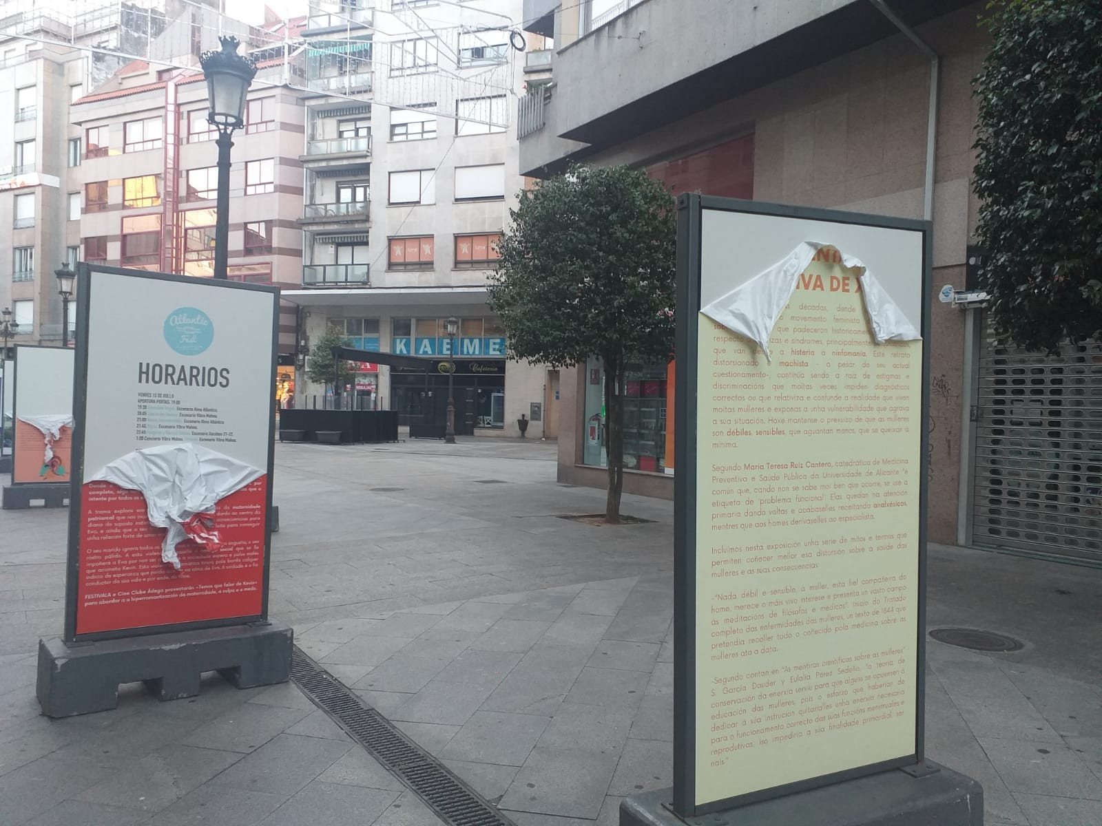 Los carteles vandalizados en Vilagarcía de Arousa. Imagen: Facebook O Soño de Lilith