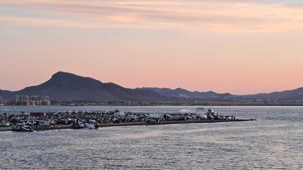 Un macrobotellón en la playa de Nuevo Puerto Bello de La Manga del Mar Menor.