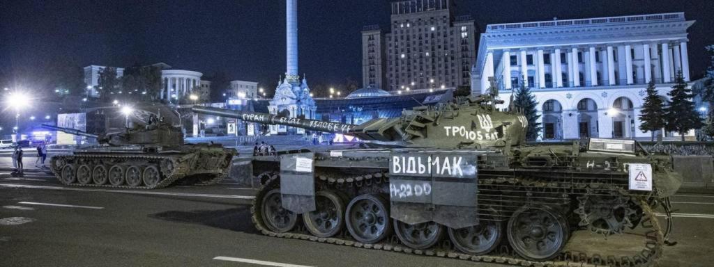 Militares ucranianos viajan en un vehículo de combate, en Kramatorsk (Donetsk).