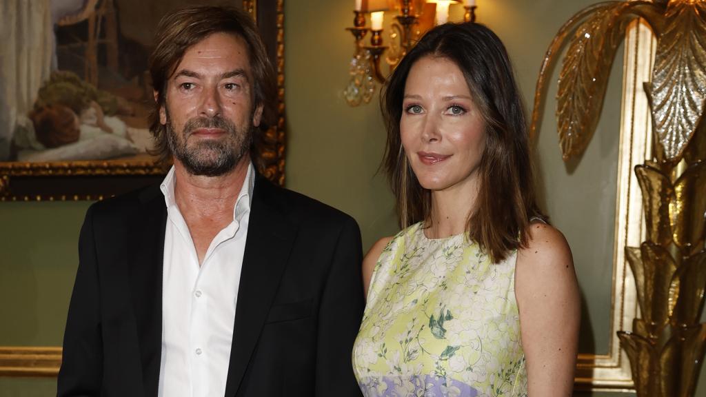 Esther Doña y el juez Santiago Pedraz en un evento público en Madrid, en junio de 2022.