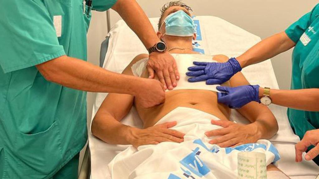 Alberto siendo atendido por los profesionales sanitarios